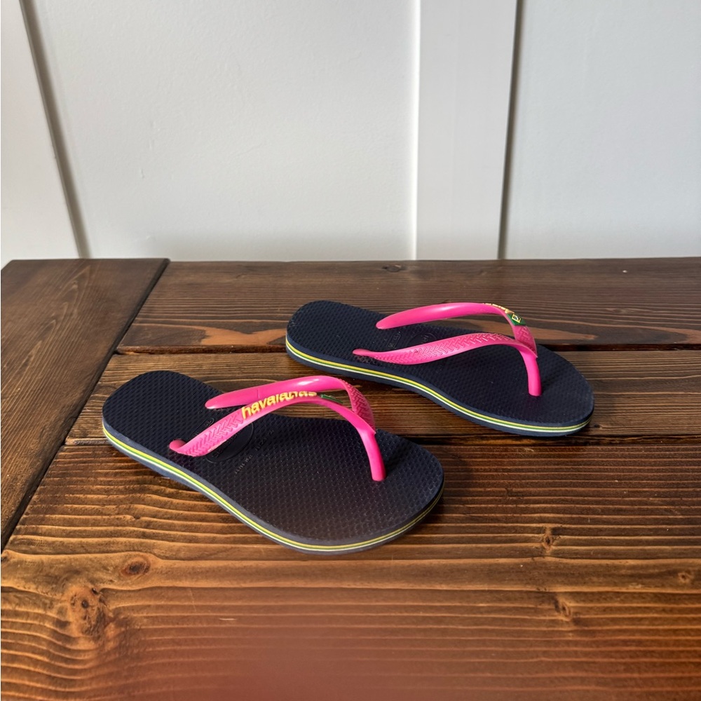 Havaianas Slim Flip Flops in Navy/Pink